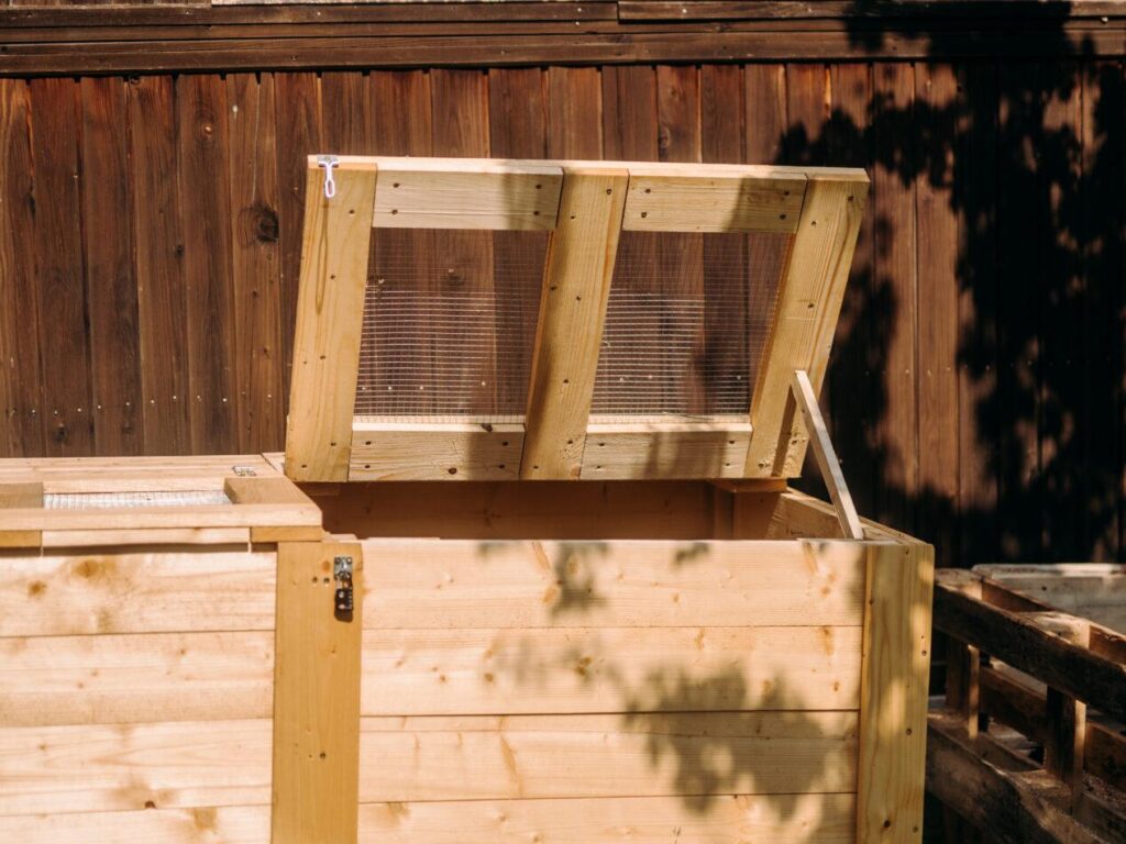 Zahradní kompostér v komunitní zahradě na Vypichu