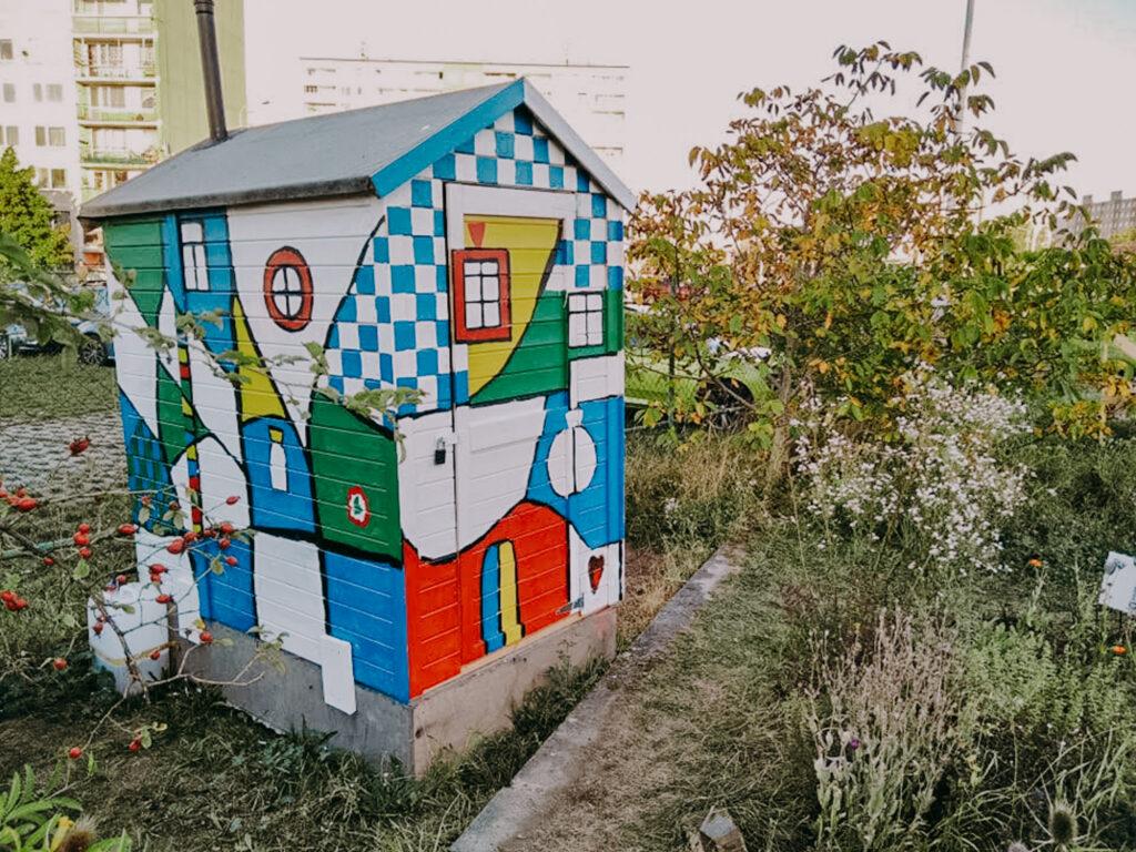 Kompostovací toaleta Biolan v Komunitní zahradě Řepy je schovaná v krásně pomalované kadibudce