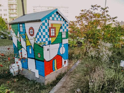 Kompostovací toaleta Biolan v Komunitní zahradě Řepy je schovaná v krásně pomalované kadibudce