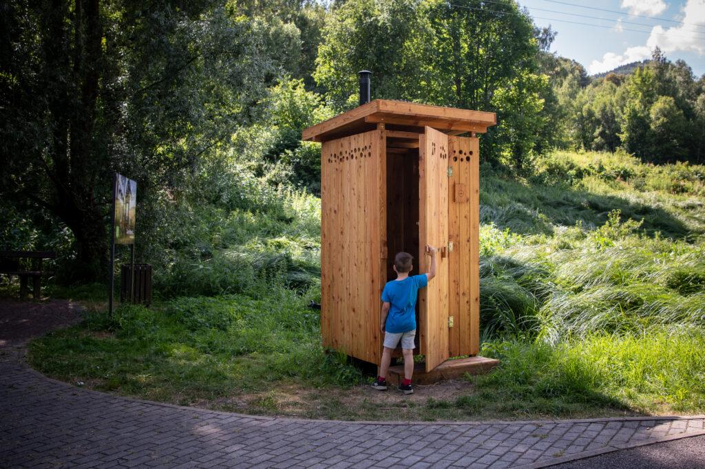 Toaletní budka s kompostovací toaletou na Labské cyklostezce v Děčíně