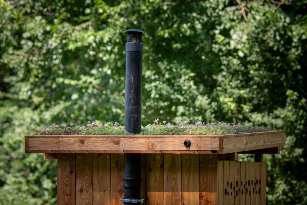 Zelená střecha dřevěné toaletní budky od Kokozy s kompostovací toaletou na Labské cyklostezce v Děčíně