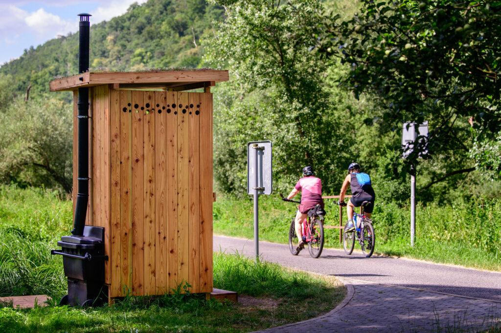 Kompostovací toaleta, toaletní budka od Kokozy, Labská cyklostezka v Děčíně. 