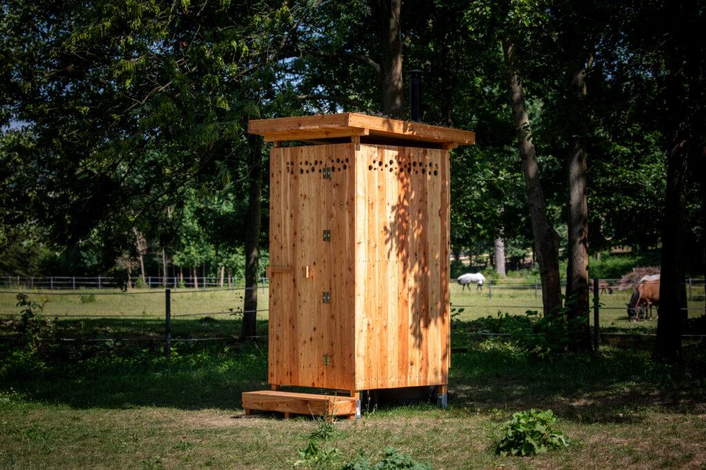 Dřevěná toaletní budka od Kokozy s kompostovací toaletou na Labské cyklostezce v Děčíně